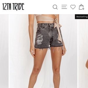 NEVER WORN- LEVI’S Vintage High-Waisted Trasher Jean Shorts